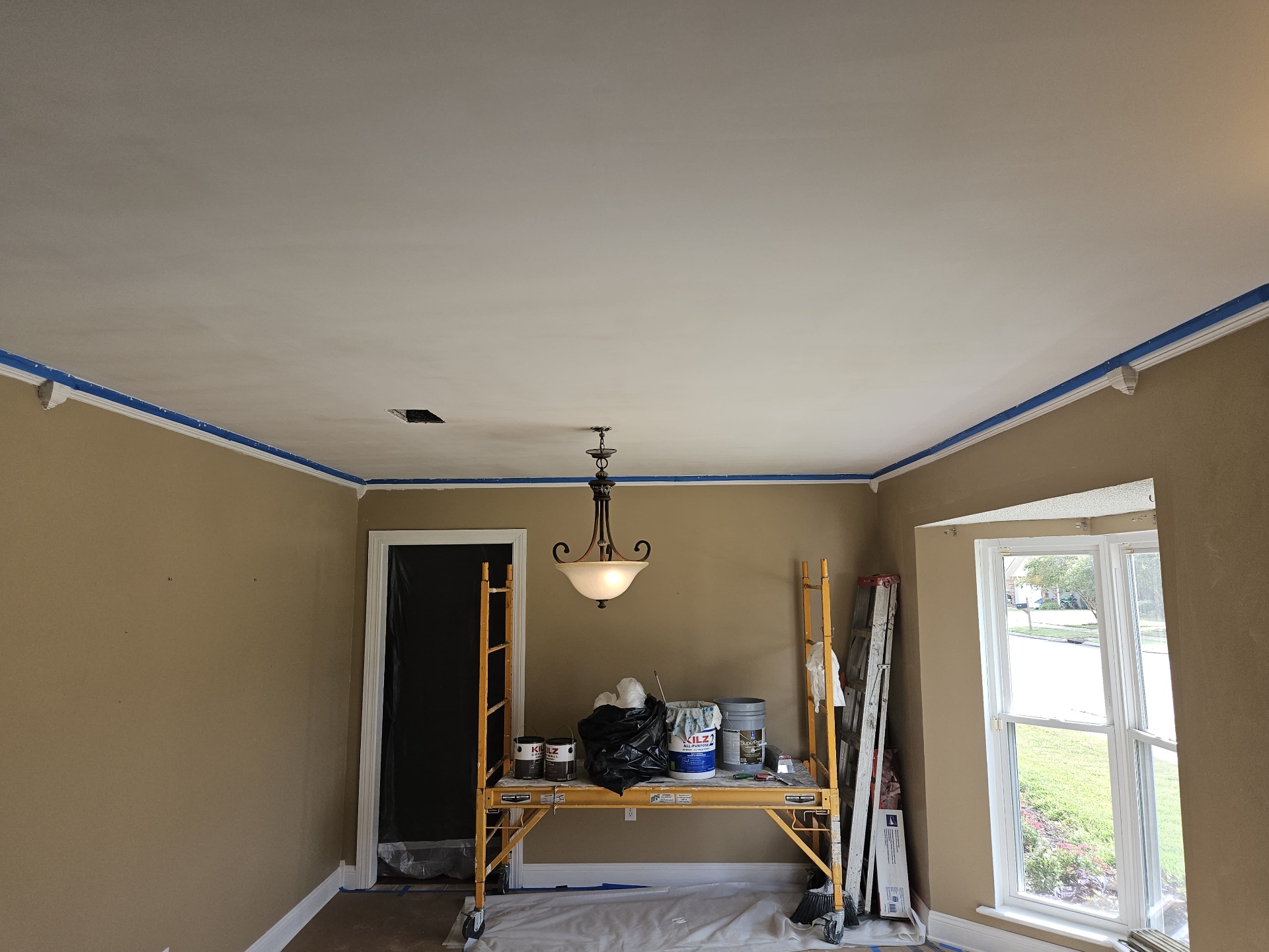 Primed smooth dining-room ceiling ready for final paint